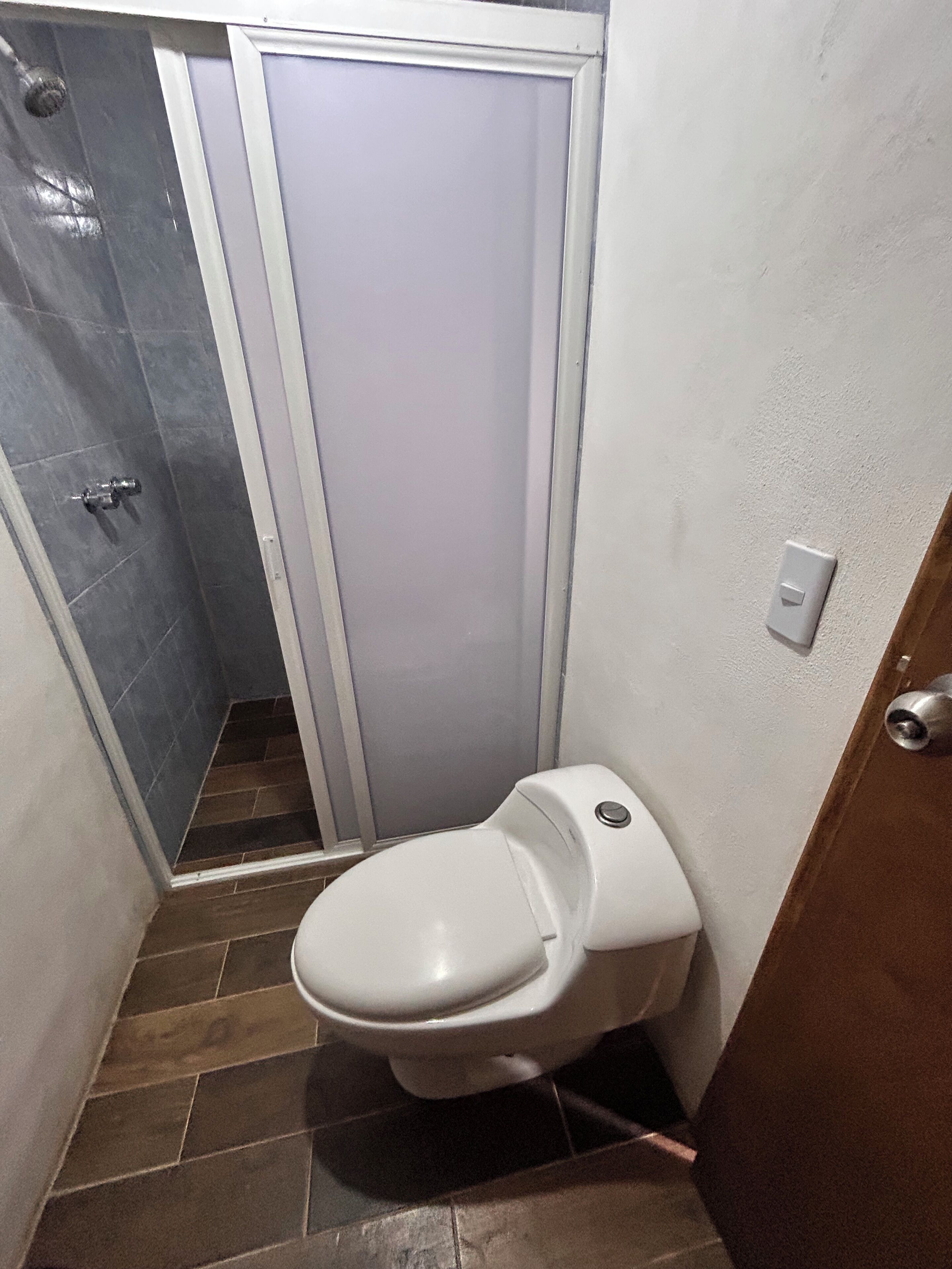 Habitación familiar, patio | Baño | Regadera, toallas, jabón, shampoo 