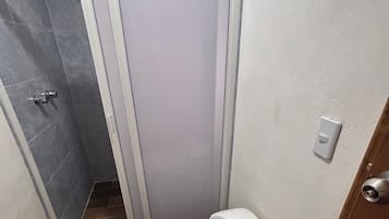 Habitación familiar, patio | Baño | Regadera, toallas, jabón, shampoo