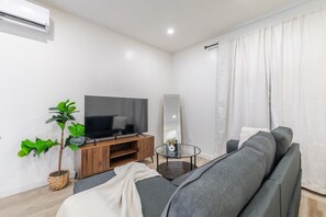 TV - The Quiet Corner | Heart of Montréal 2B1B (Montreal)