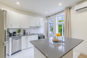 Coffee/tea maker, fridge, microwave, oven - The Quiet Corner | Heart of Montréal 2B1B (Montreal)