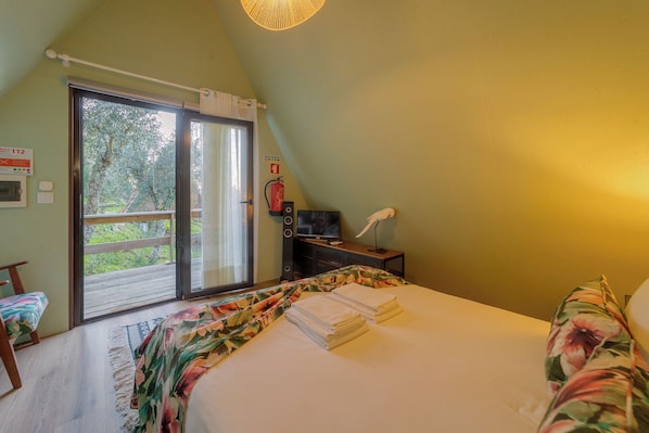 Habitación doble, vista al río | Tabla de planchar con plancha y wifi gratis 