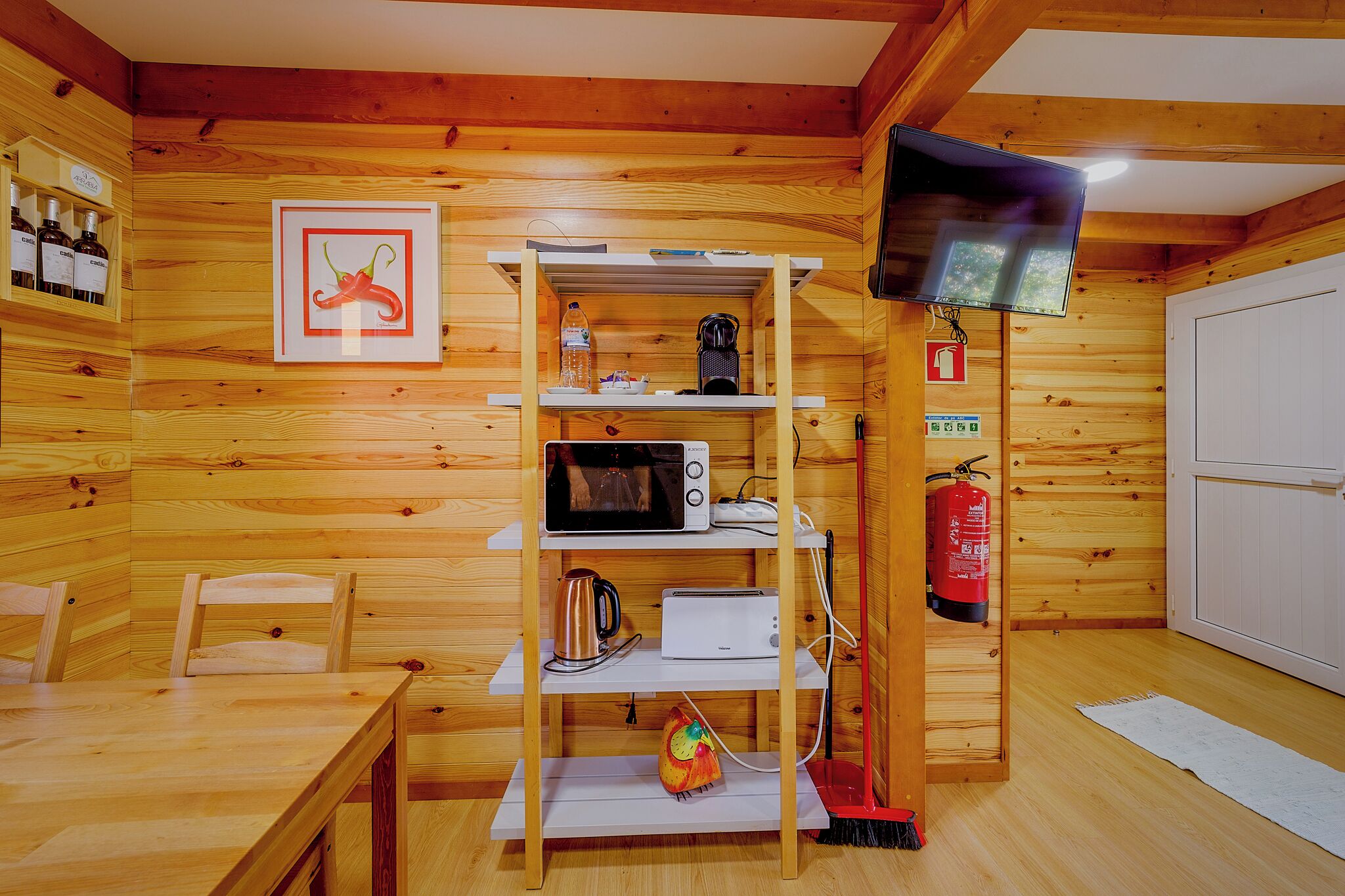 Bungalow | Private kitchen | Fridge, microwave