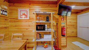 Bungalow | Private kitchen | Fridge, microwave