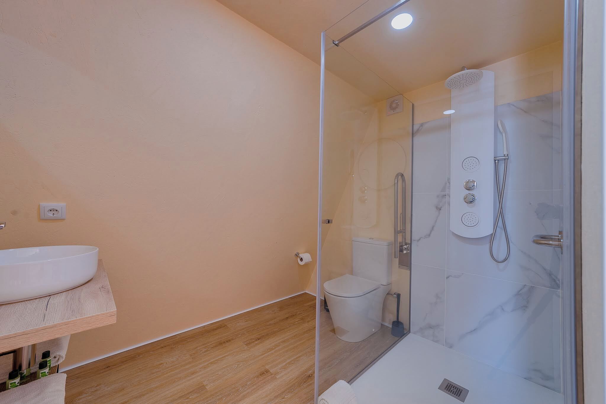 Cabaña, vista al río | Baño