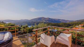 Ferienhütte, Flussblick | Terrasse/Patio