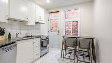 Coffee/tea maker, fridge, microwave, oven