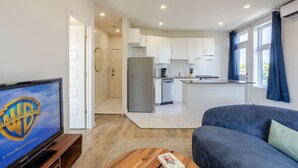 Um apartamento moderno com sala de estar, cozinha e área de refeições.