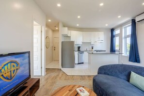 Eine moderne Wohnung mit Wohnzimmer, Küche und Essbereich.
