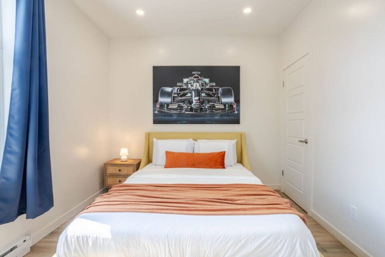 Desk, iron/ironing board, WiFi, bed sheets