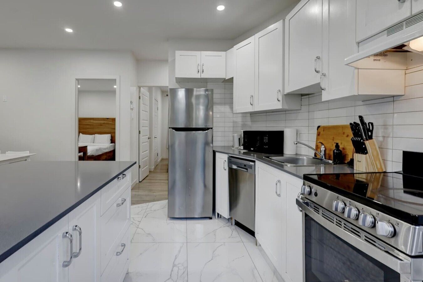 Coffee/tea maker, fridge, microwave, oven
