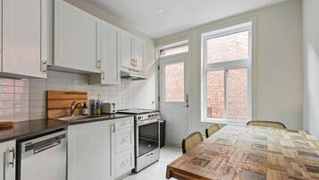 Coffee/tea maker, fridge, microwave, oven