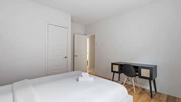 Desk, iron/ironing board, WiFi, bed sheets