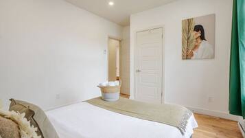 Iron/ironing board, WiFi, bed sheets