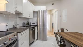 Coffee/tea maker, fridge, microwave, oven