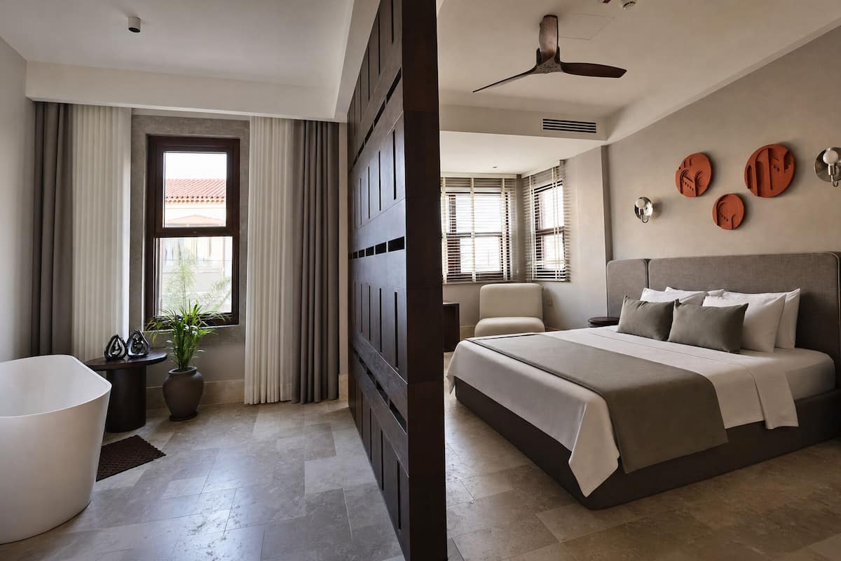 Suite, bassengutsikt | Minibar, wi-fi (inkludert) og individuelt innredet