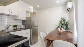 Cafetera y tetera, refrigerador, microondas y horno