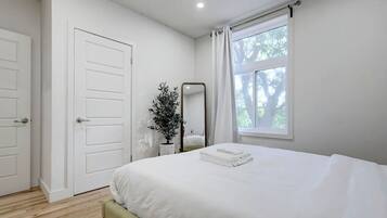 2 bedrooms, desk, iron/ironing board, WiFi