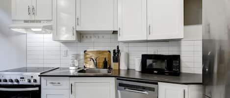 Coffee/tea maker, fridge, microwave, oven
