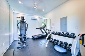 Fitness facility - 2 Bed Modern Condo with Gym and Stylish Pool Area (West Bay)