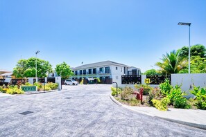 Exterior - 2 Bed Modern Condo with Gym and Stylish Pool Area (West Bay)