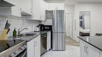 Coffee/tea maker, fridge, microwave, oven