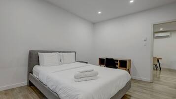 2 bedrooms, desk, iron/ironing board, WiFi