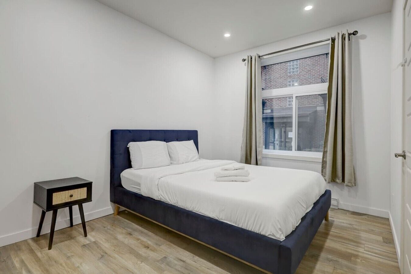 2 bedrooms, desk, iron/ironing board, WiFi