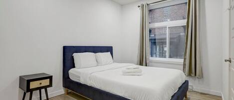 2 bedrooms, desk, iron/ironing board, WiFi