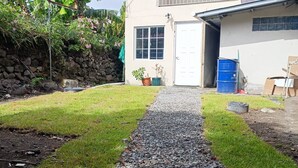 A two-story house with a gravel pathway leading to the front door. - Goly's Cabin - Sky with a View of Barú Volcano (Volcán)