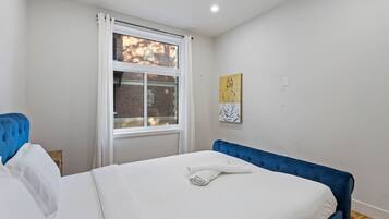 Desk, iron/ironing board, WiFi, bed sheets