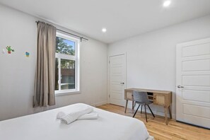A bedroom with a bed, a desk, and a chair. - Perfect Stay in Montréal (Montreal)