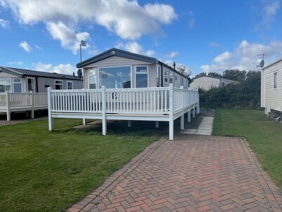 Cabin Sleeps 6 With Sea Views and Parking