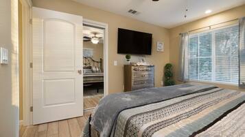 Desk, iron/ironing board, WiFi, bed sheets