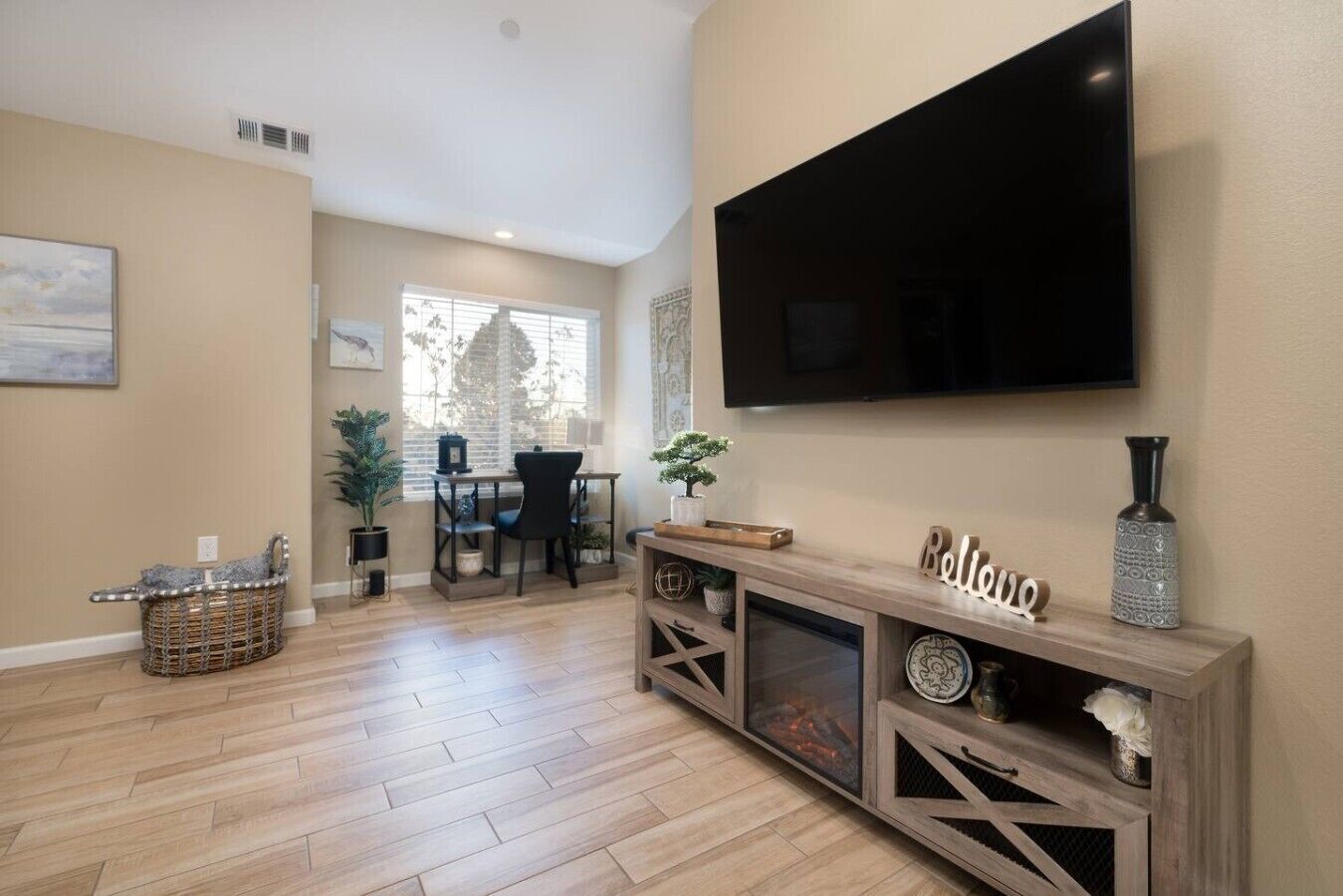 TV, fireplace