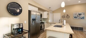 New Sunset Loft Guest House-Old Folsom-Kind Bed
