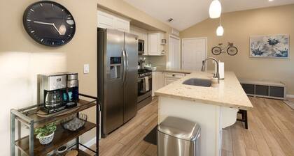 New Sunset Loft Guest House-Old Folsom-Kind Bed