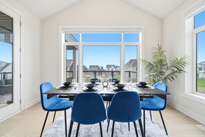 Dining - Zenith Nest - 8 Beds, 3.5 Baths, 10 Park, BBQ, Large Patio (Oro-Medonte)