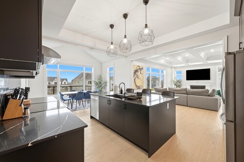 Zenith Nest - 8 Beds, 3.5 Baths, 10 Park, BBQ, Large Patio