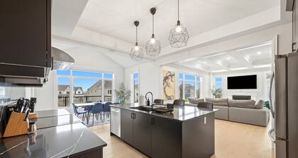 Zenith Nest - 8 Beds, 3.5 Baths, 10 Park, BBQ, Large Patio