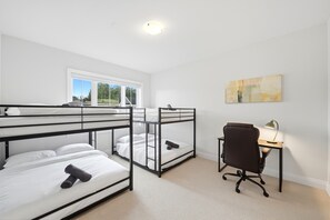 4 bedrooms, iron/ironing board, Internet, bed sheets - Zenith Nest - 8 Beds, 3.5 Baths, 10 Park, BBQ, Large Patio (Oro-Medonte)