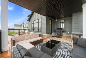 Terrace/patio - Zenith Nest - 8 Beds, 3.5 Baths, 10 Park, BBQ, Large Patio (Oro-Medonte)