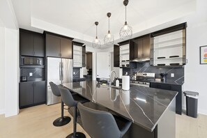 Private kitchen - Zenith Nest - 8 Beds, 3.5 Baths, 10 Park, BBQ, Large Patio (Oro-Medonte)