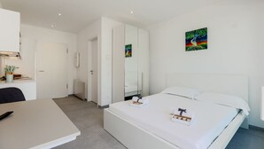 A modern hotel room with a bed, a desk, and a mirror. - {Suite 608} Gym, Business Room, Modern, Relax (Lugano)