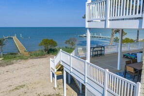 Outdoor dining - Luxury Bayfront Retreat//Private Beach, Pier & panoramic water views (Diggs)