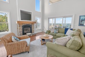 TV - Luxury Bayfront Retreat//Private Beach, Pier & panoramic water views (Diggs)