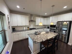 Coffee/tea maker, fridge, microwave, oven - Comfortable Family Retreat in NW Greensboro (Greensboro)