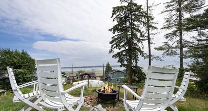 Birch Bay Cottage: Deck, Firepit, 1 Block to Beach