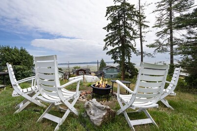 Birch Bay Cottage: Deck, Firepit, 1 Block to Beach