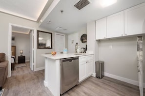 Private kitchen - 2BR Near Universal With Pool & Free Parking (Orlando)