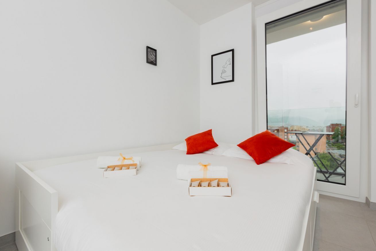 1 bedroom, desk